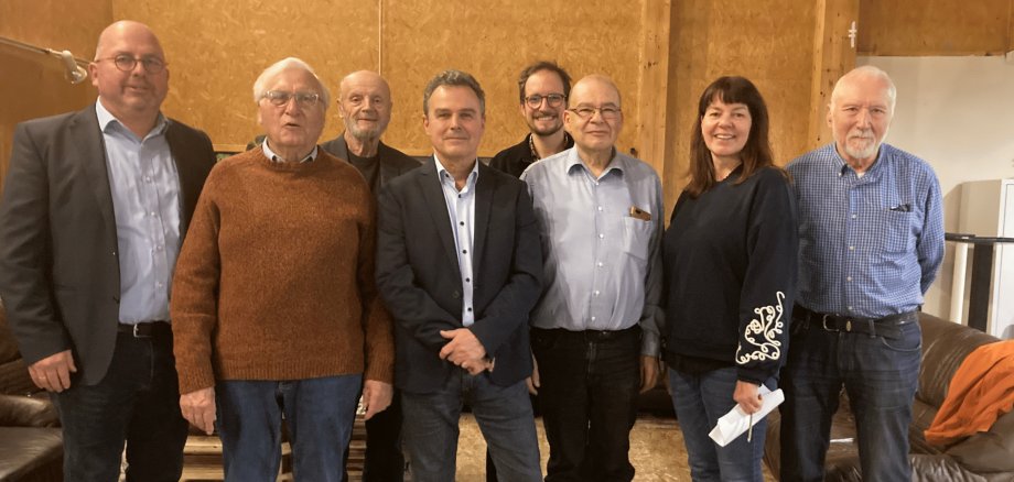 Mehrere Personen stehend