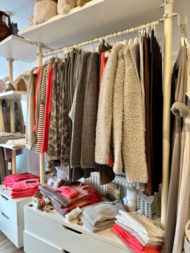 Kleiderregal mit Kleidung