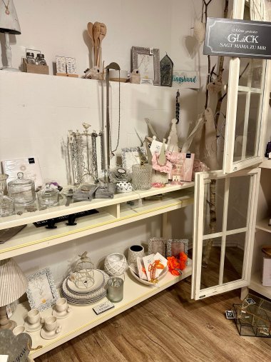 Regal mit Dekoartikeln