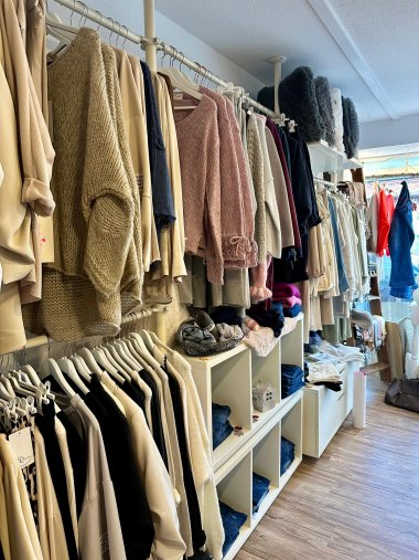 Kleiderregal mit Kleidung