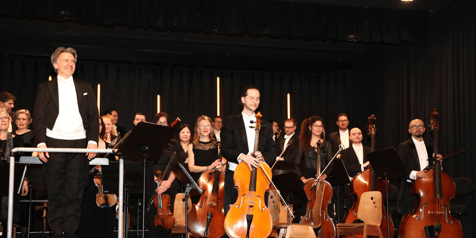Menschen mit Instrumenten vor schwarzen Hintergrund