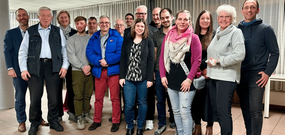 Mehrere Personen stehend in einem Raum