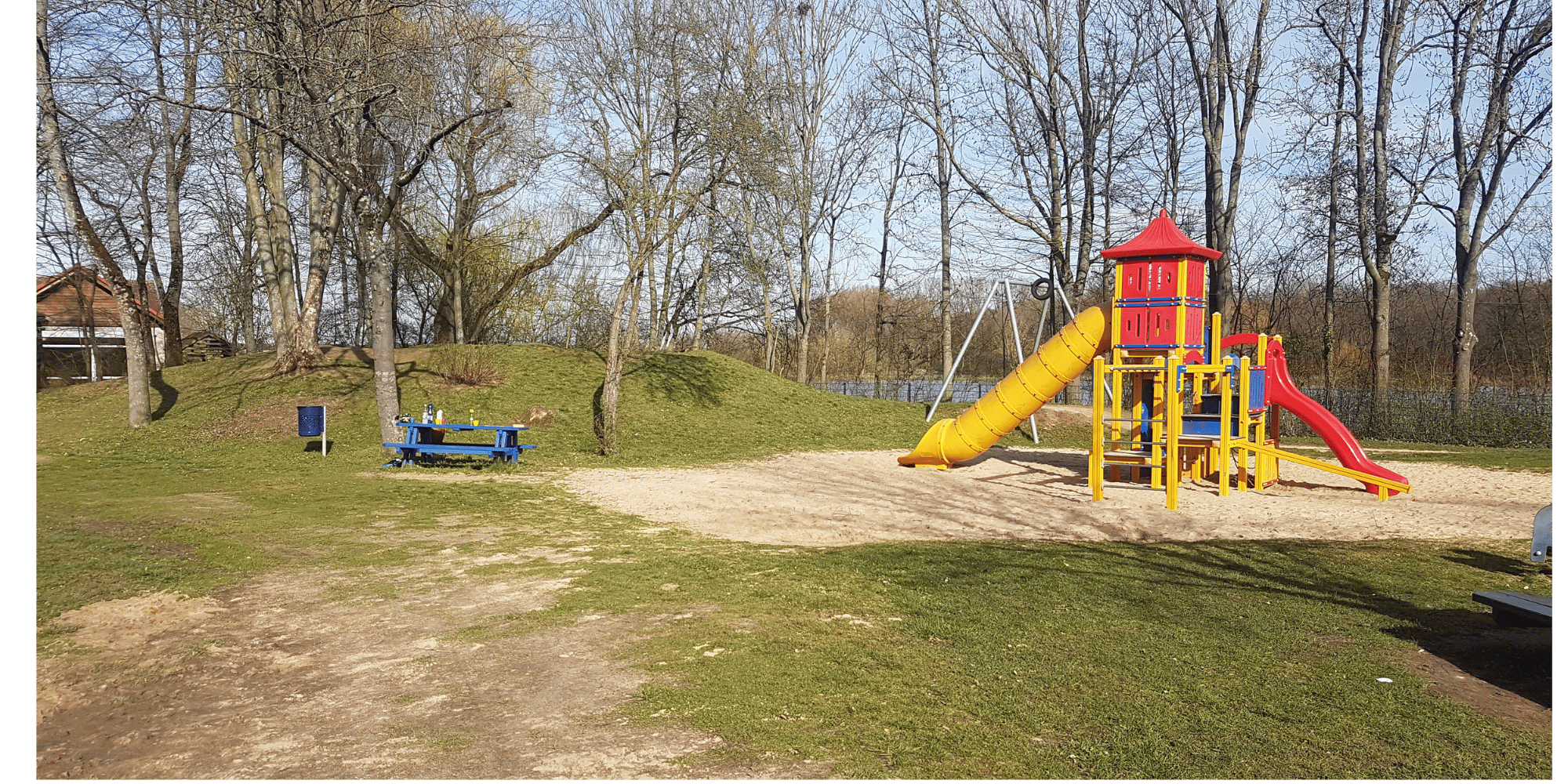 Spielgerät auf einer Wiese