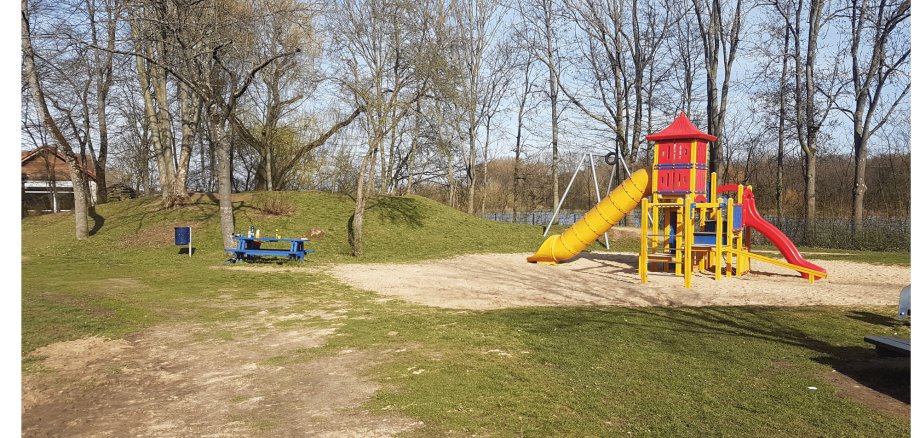 Spielgerät auf einer Wiese