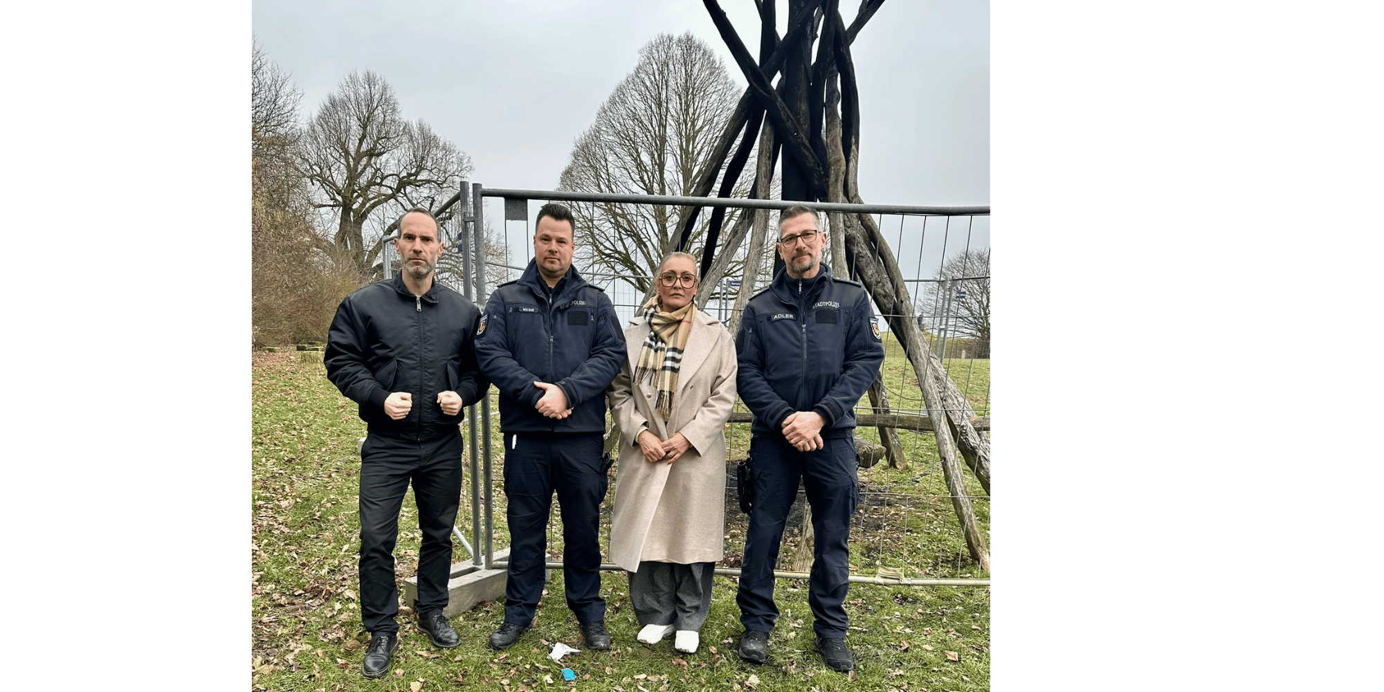 3 Männer und eine Frau stehend auf einer Wiese