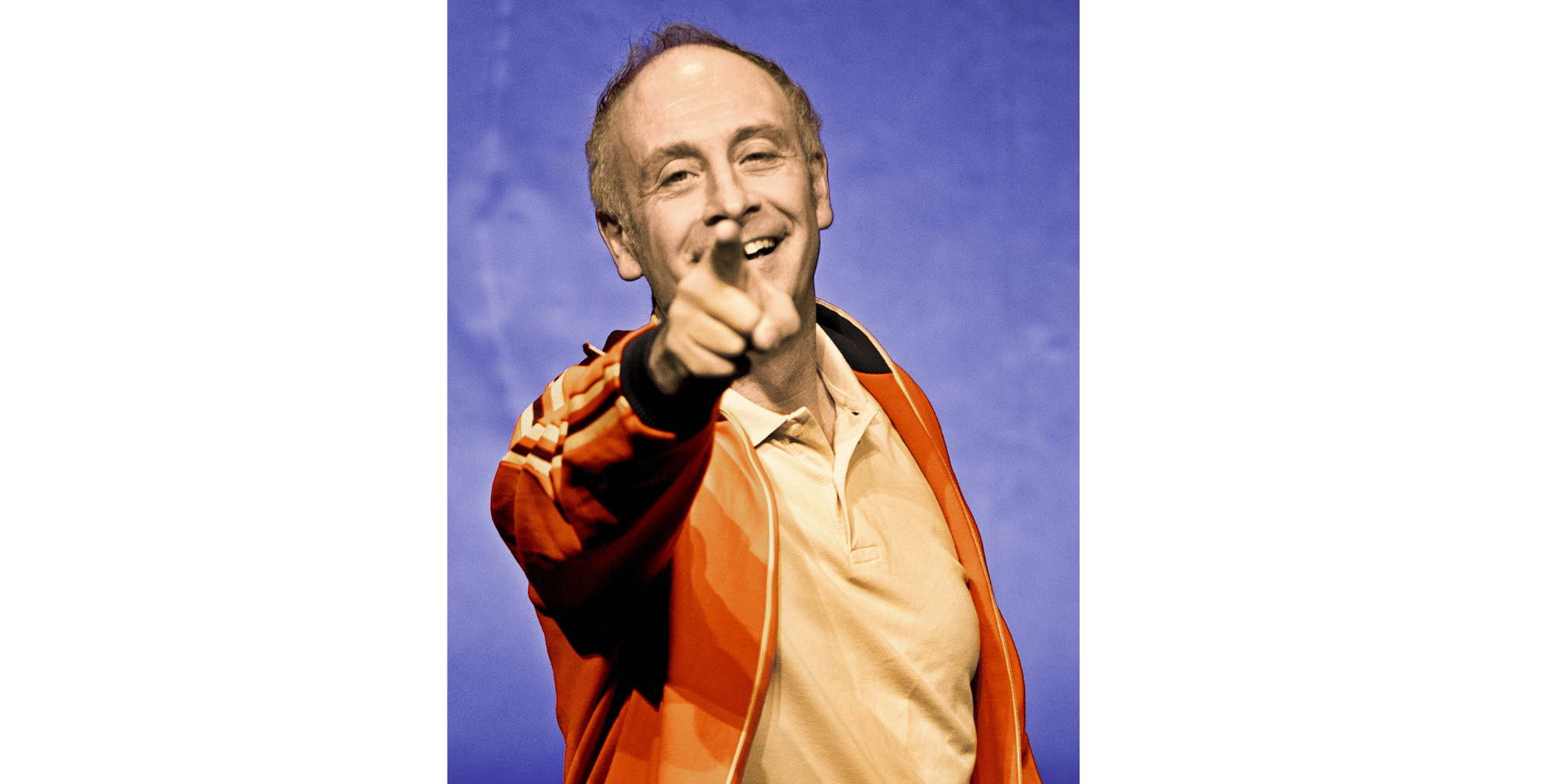 Mann stehend  und mit Finger zeigend