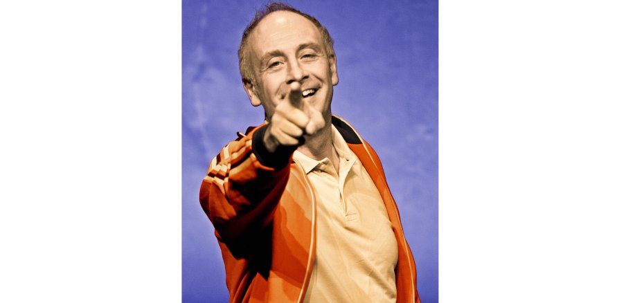 Mann stehend  und mit Finger zeigend