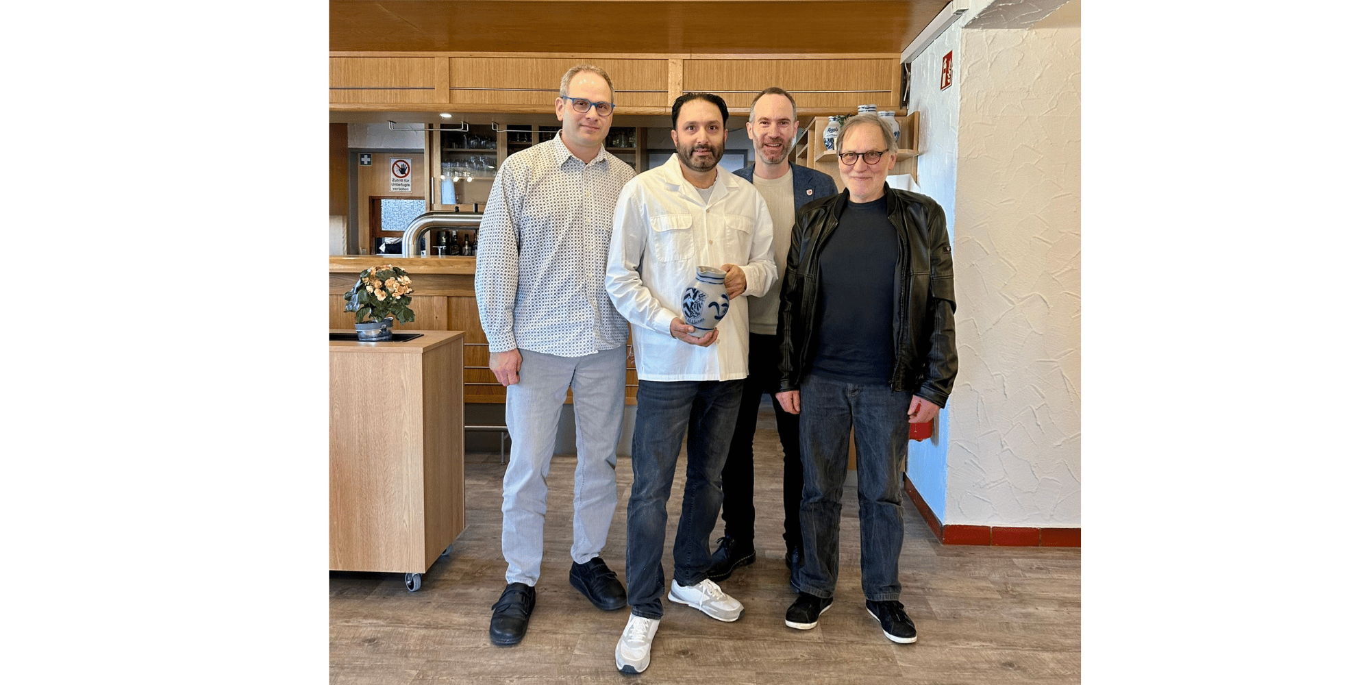 4 Männer stehend in einer Gaststätte