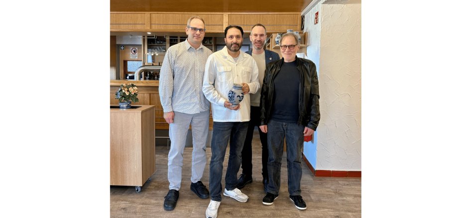 4 Männer stehend in einer Gaststätte