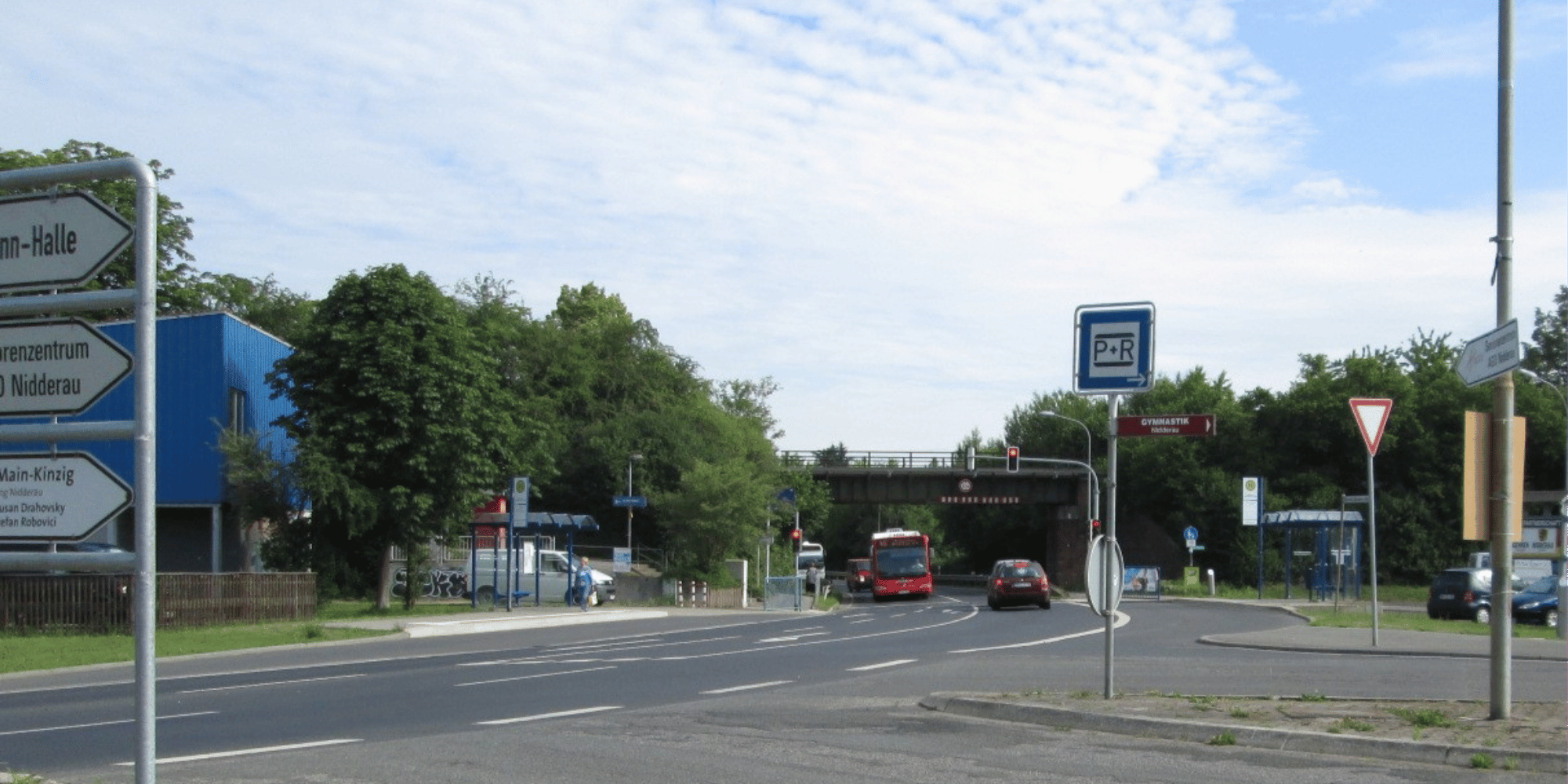 Ansicht Straße mit Ampelanlage