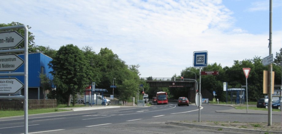 Ansicht Straße mit Ampelanlage