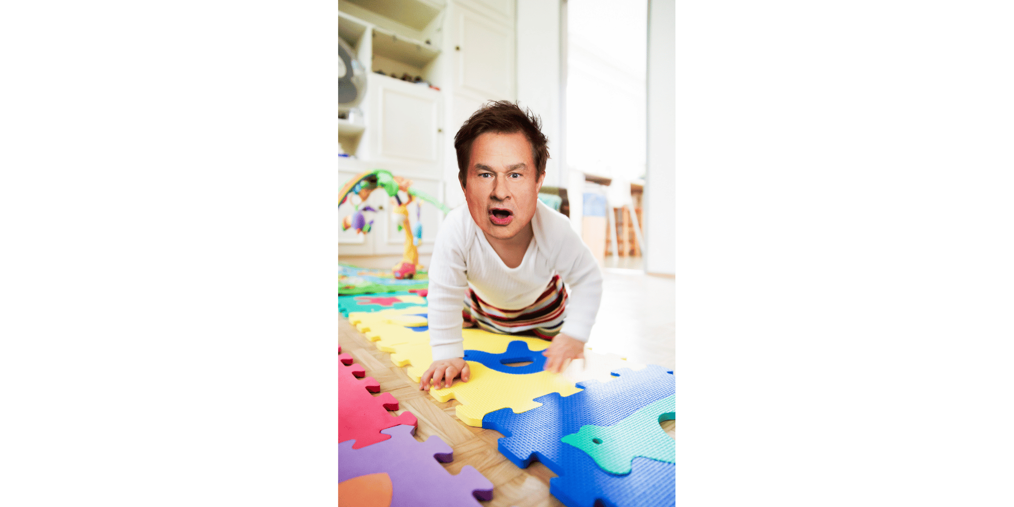 Baby krabbelt auf dem Boden. Das Baby hat einen Männerkopf