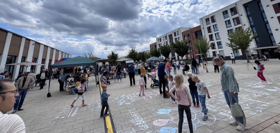 Mehrere Kinder und Erwachsene auf dem Stadtplatz
