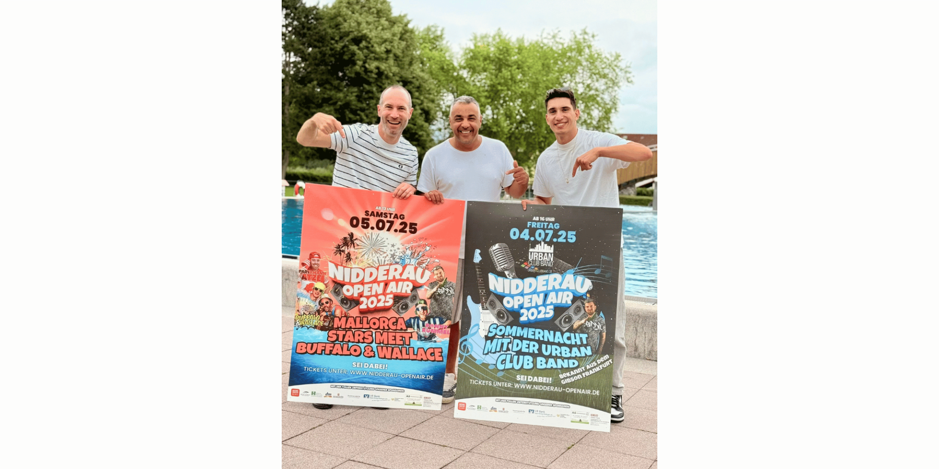 Drei Männer vor einem Beckenrand im Schwimmbad stehend und ein Plakat haltend