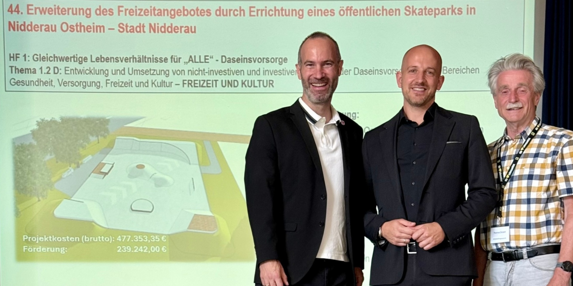 Drei Männer in Anzügen stehend vor einer Leinwand