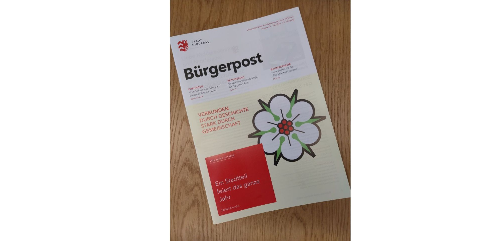 Magazin mit dem Titel Bürgerpost auf einem Holzboden liegend