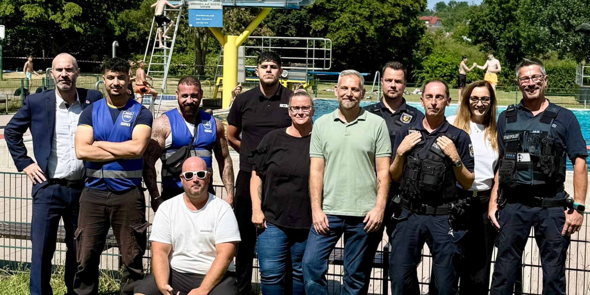 Mehrere Personen vor einem Freibad-Schwimmbecken