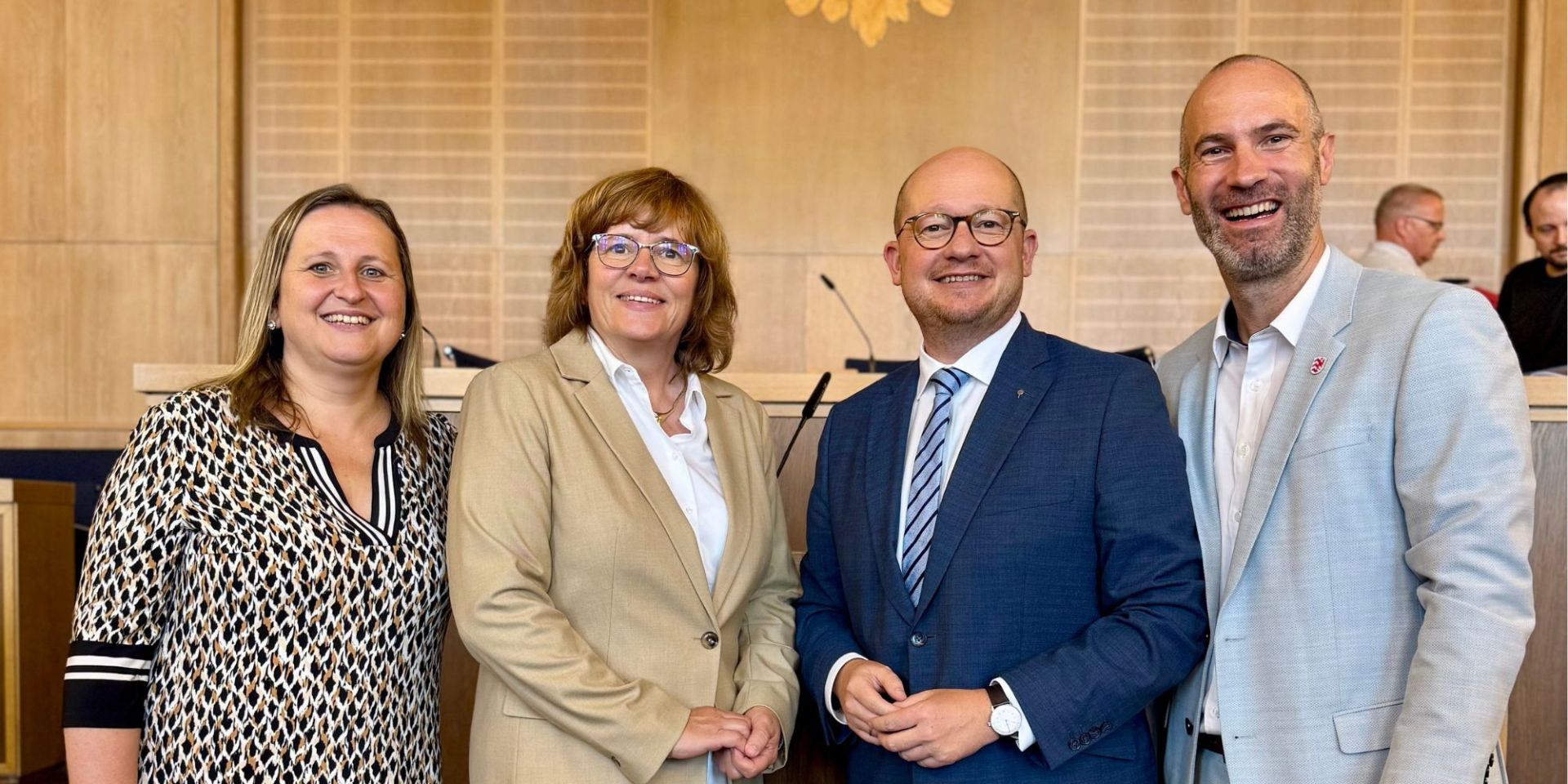 Zwei Frauen und zwei Männer lächeln