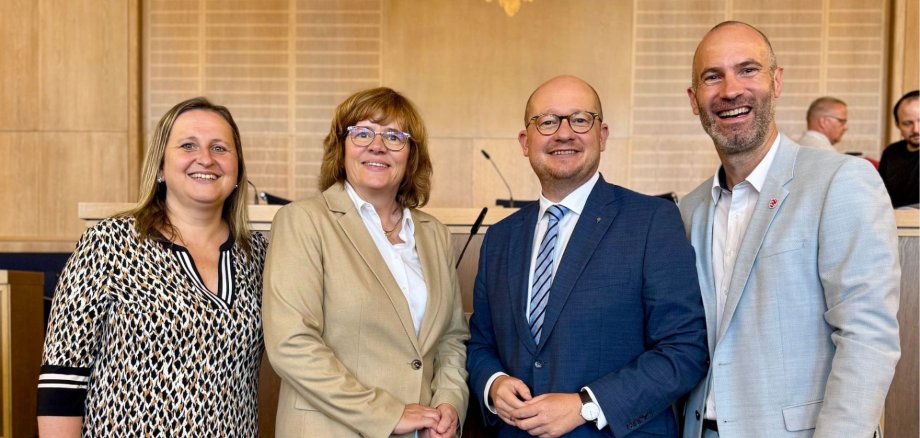 Zwei Frauen und zwei Männer lächeln