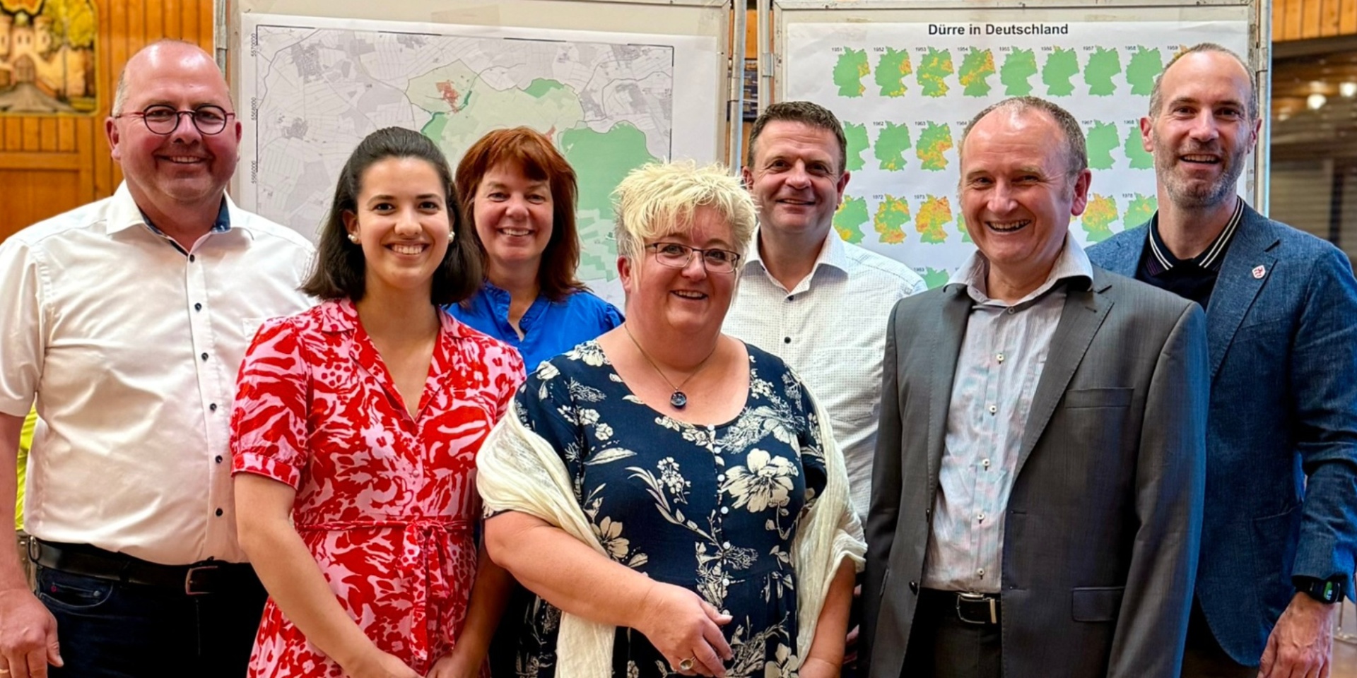 Mehrere Personen stehend vor einer Leinwand