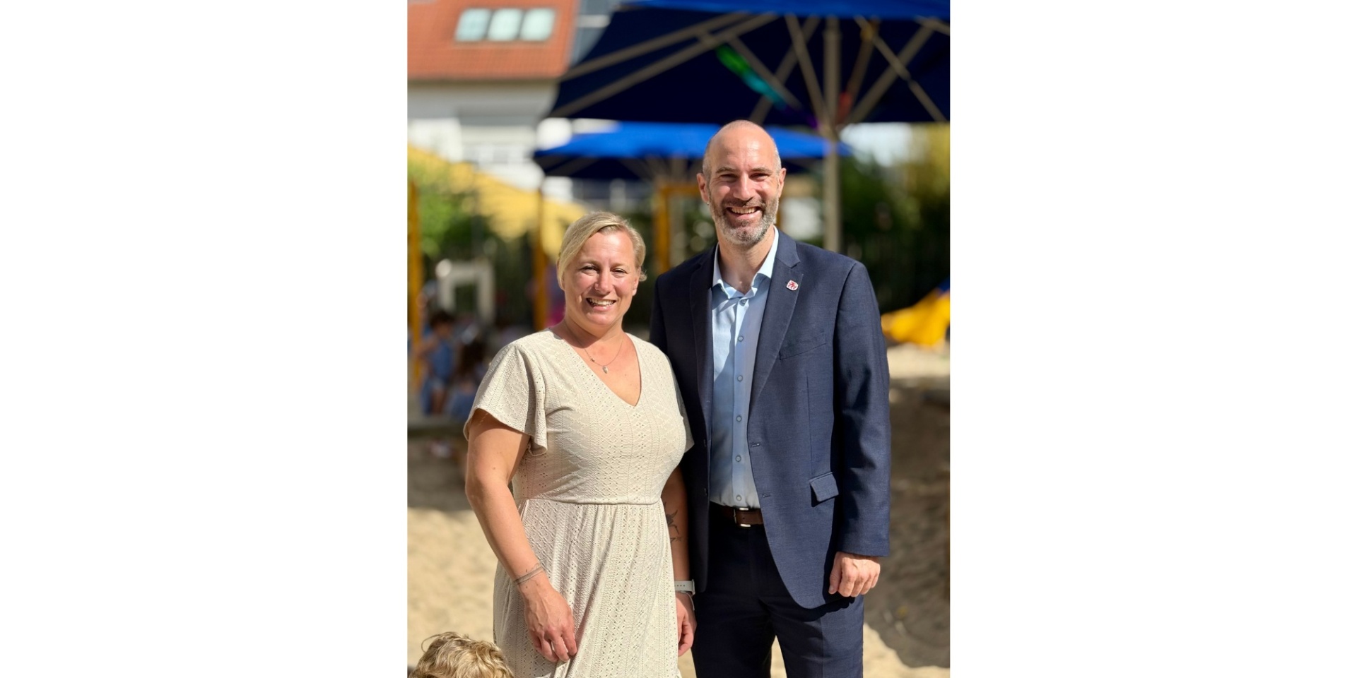 Ein Mann und eine Frau stehend nebeneinander