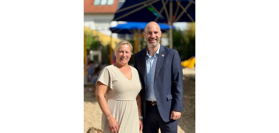 Ein Mann und eine Frau stehend nebeneinander