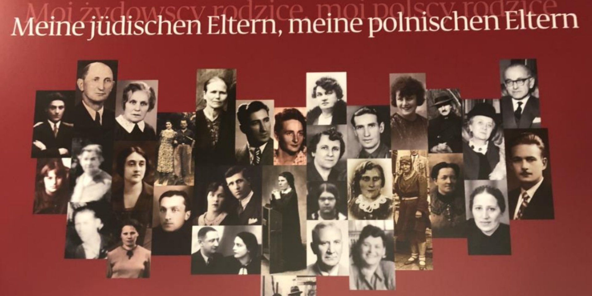 Viele kleine schwarz-weiße Fotos mit älteren Personen darauf, zusammengefügt als ein großes Herz auf dunkelrotem Hintergrund