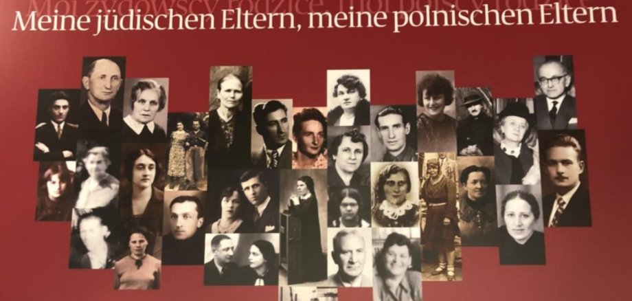 Viele kleine schwarz-weiße Fotos mit älteren Personen darauf, zusammengefügt als ein großes Herz auf dunkelrotem Hintergrund