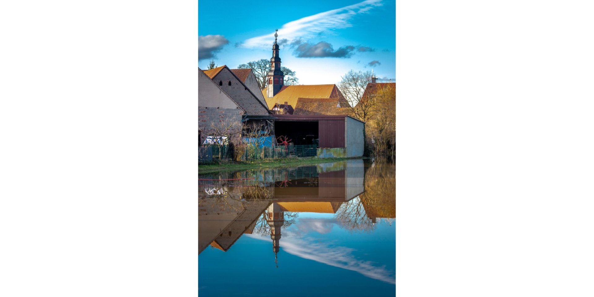 Ansicht Fachwerkhäuser und davor Wasser in dem sich die Fassaden spiegeln