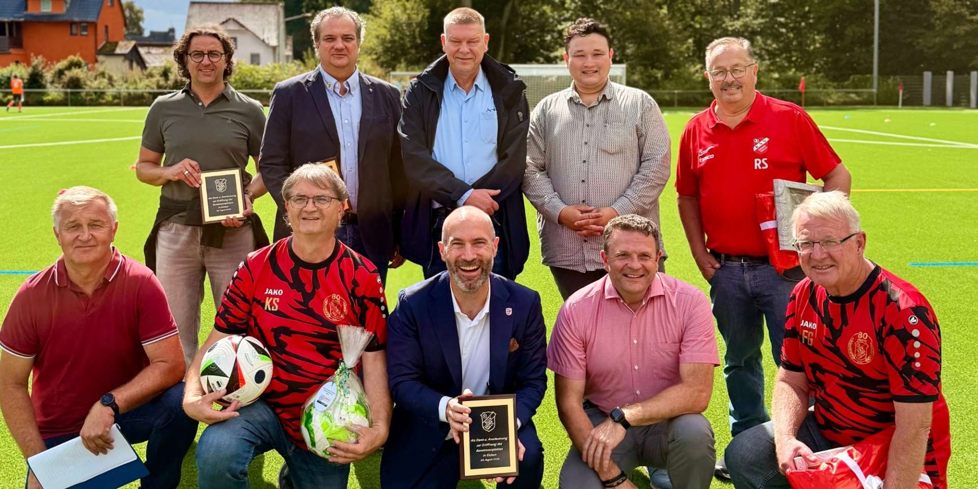Mehrere Personen auf einem Kunstrasenplatz