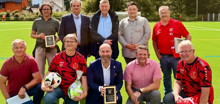 Mehrere Personen auf einem Kunstrasenplatz