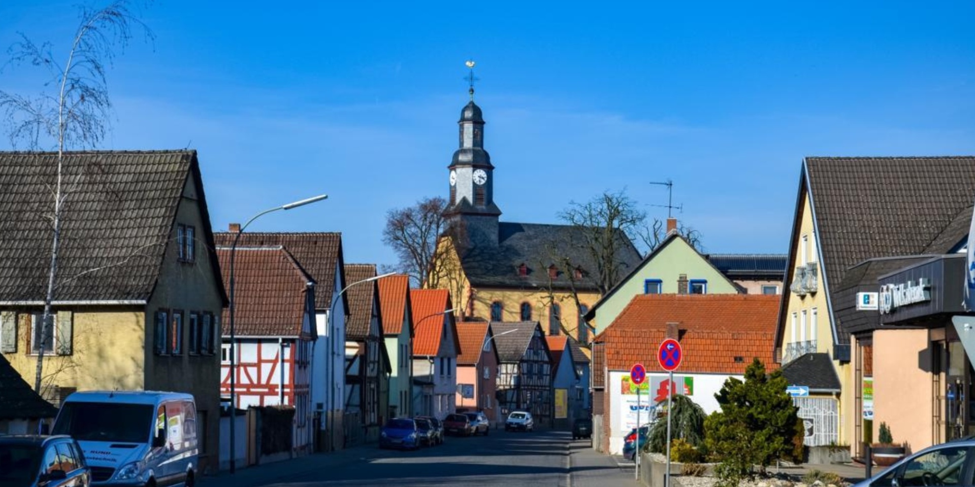 Stadtansicht Fachwerkhäuser und Kirche im Hintergrund