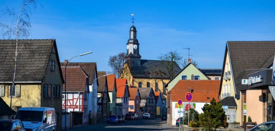 Stadtansicht Fachwerkhäuser und Kirche im Hintergrund