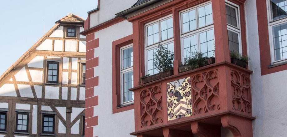 Mittelalterliche Hausfassade mit Balkon