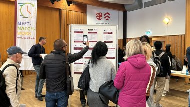 Interessierte Besucher einer Berufsmesse