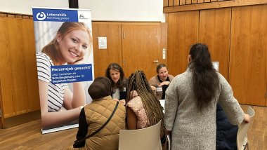 Interessierte Besucher auf einer Berufsmesse