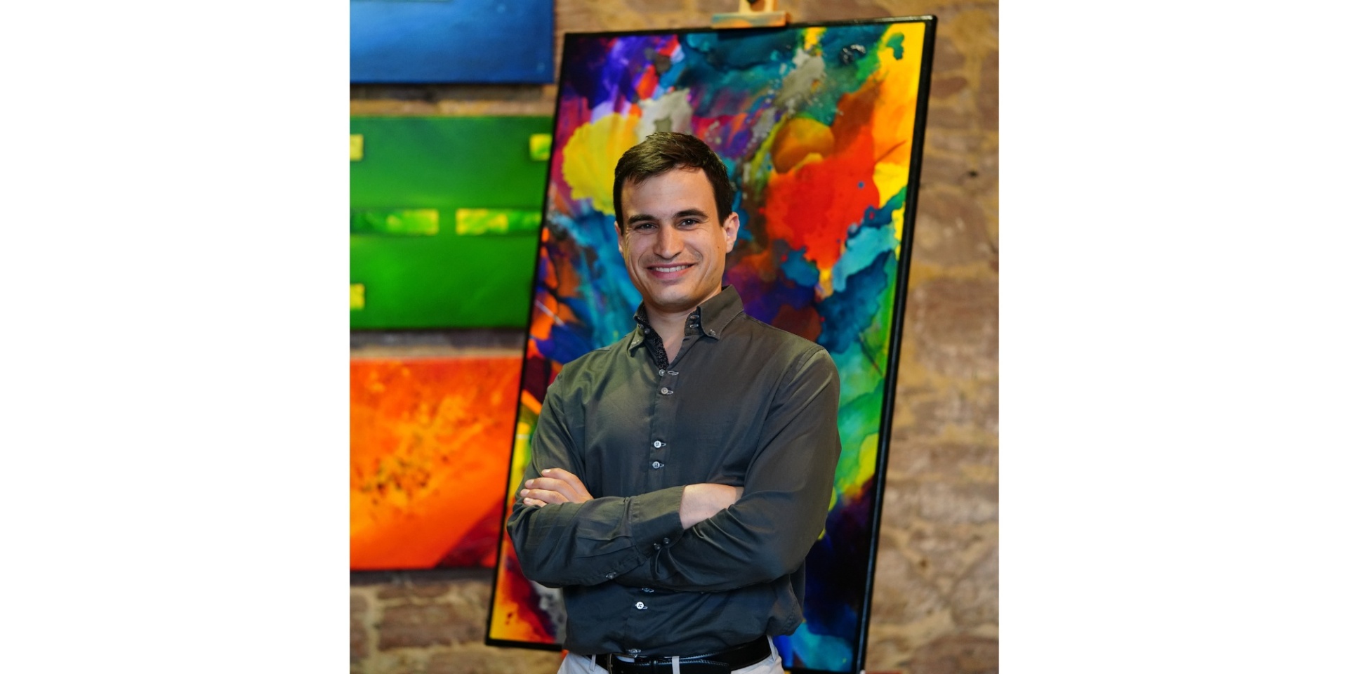 Ein Mann stehend vor einem Gemälde.