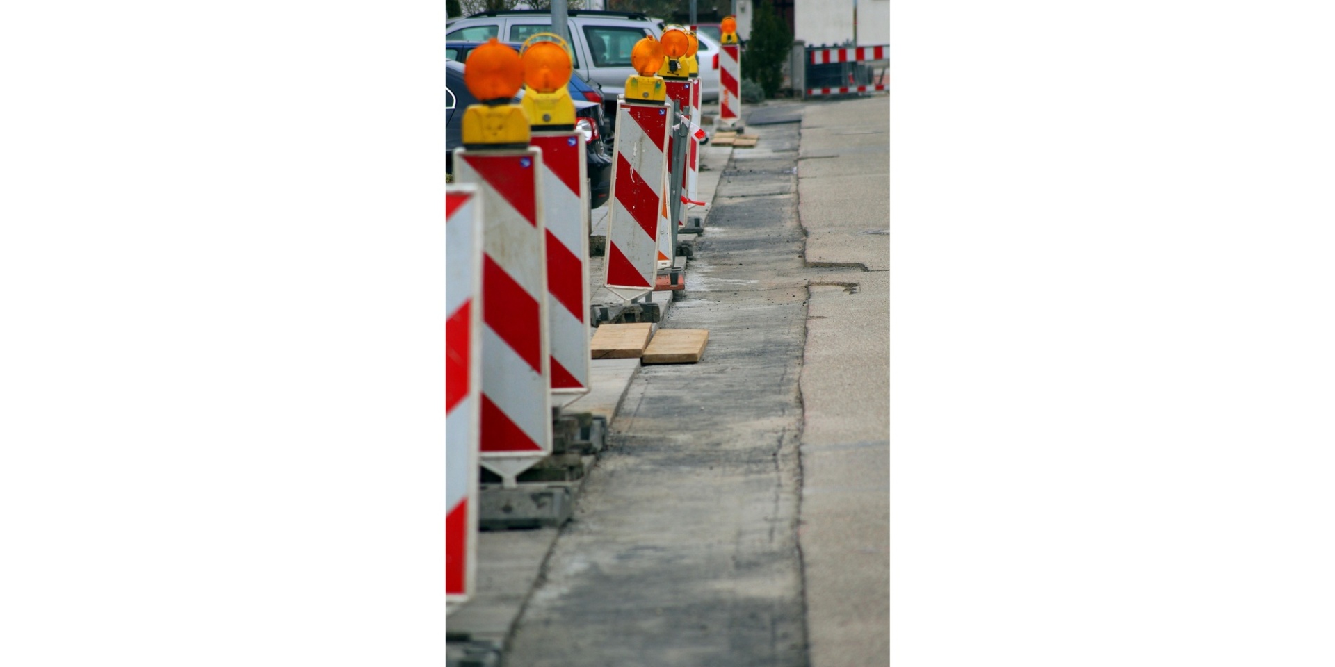Wahnbarken auf einer reparaturbedingten Ortsstraße