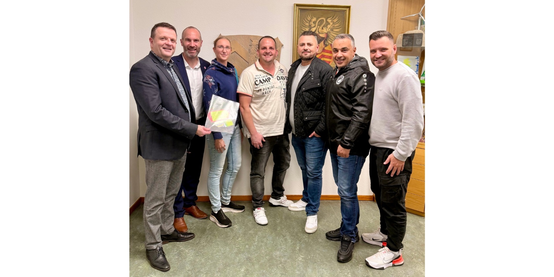 Eine Frau und sechs Männer stehend