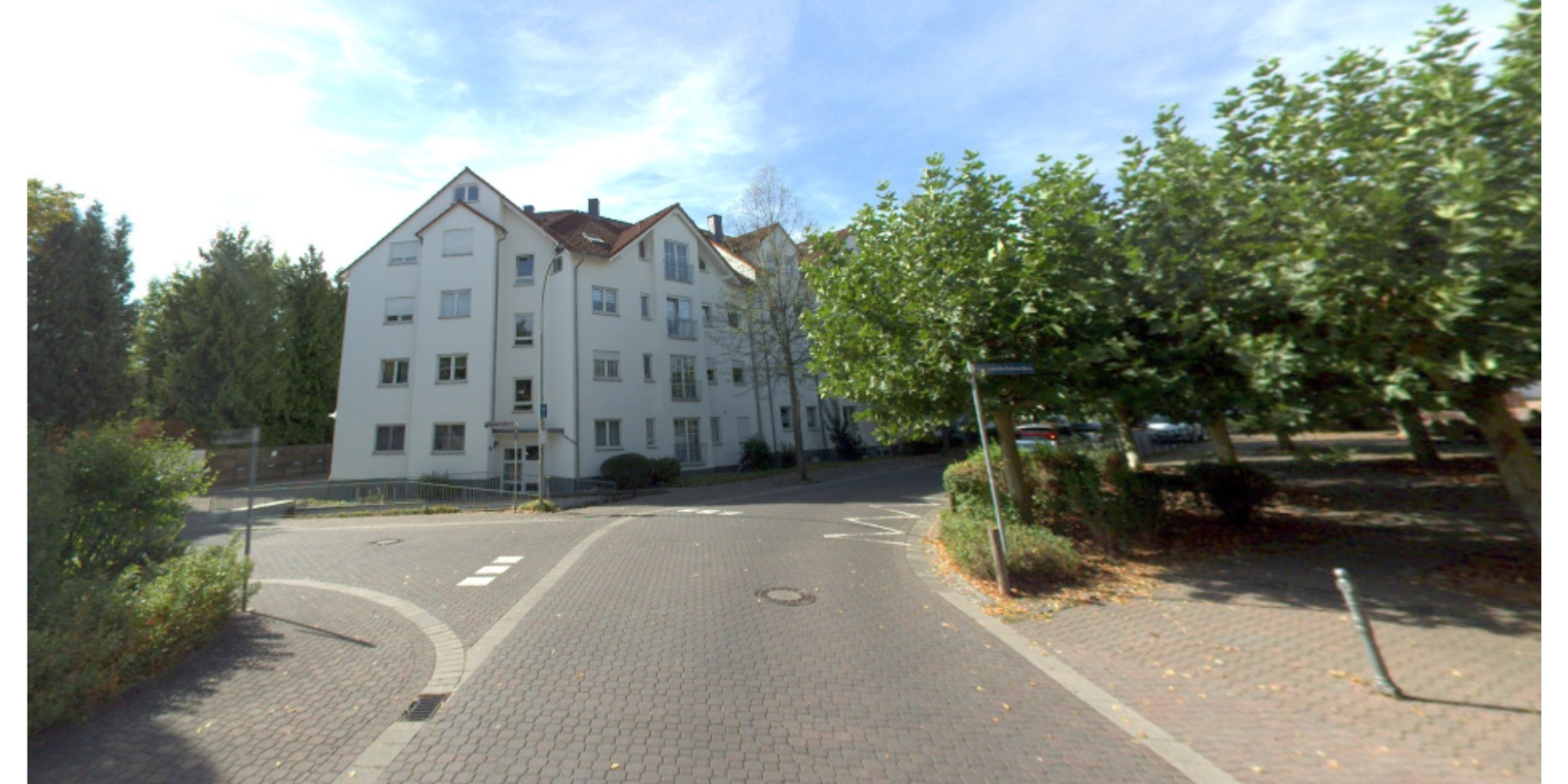 Straße mit Haus im Hintergrund