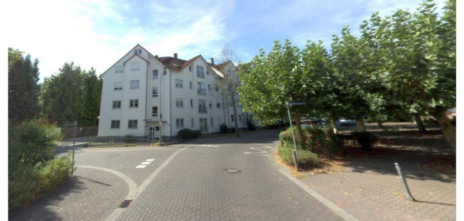 Straße mit Haus im Hintergrund