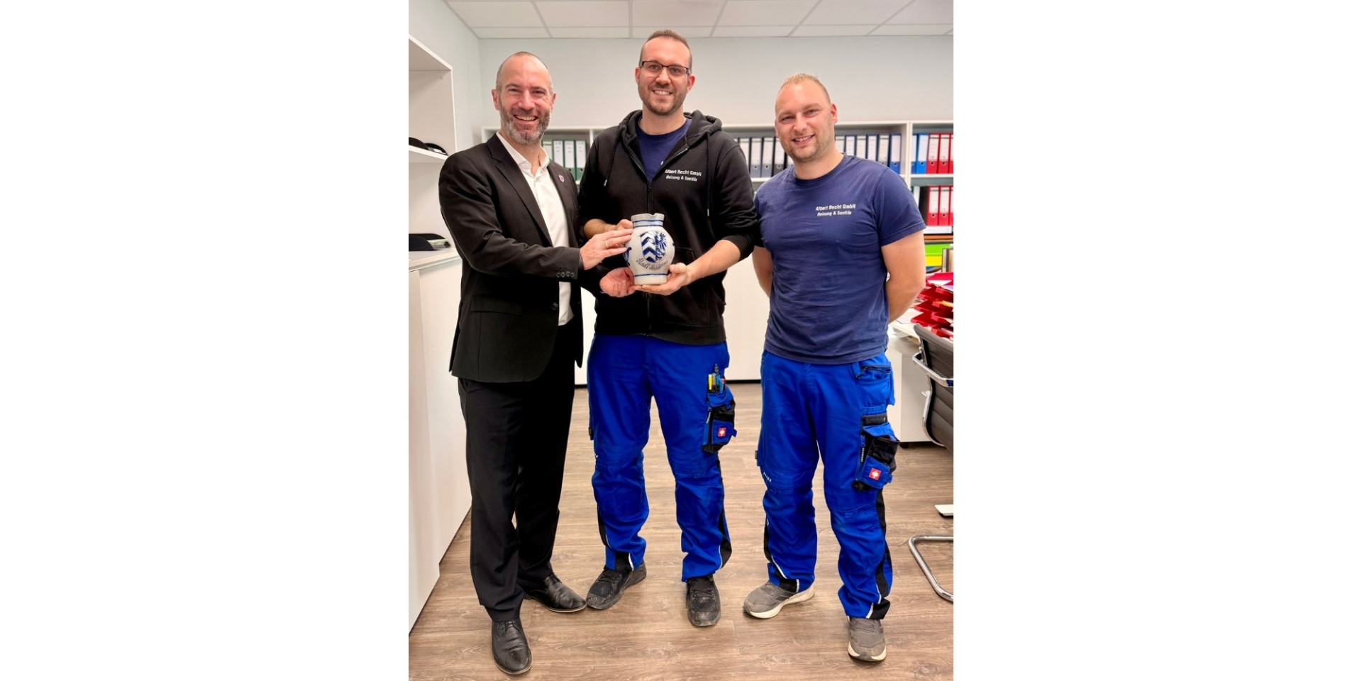 Drei Männer stehend nebeneinander