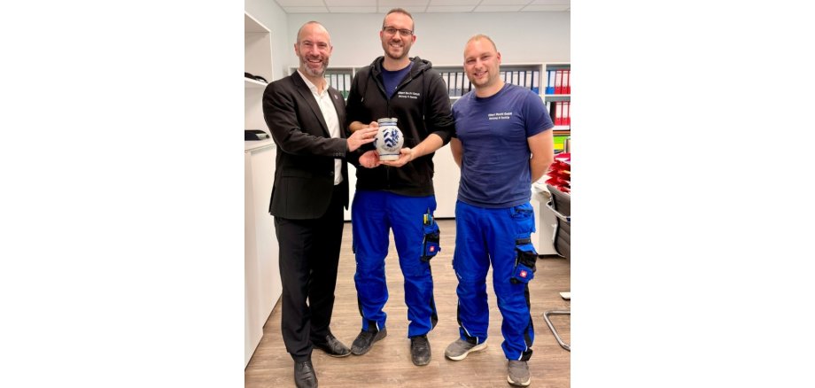 Drei Männer stehend nebeneinander