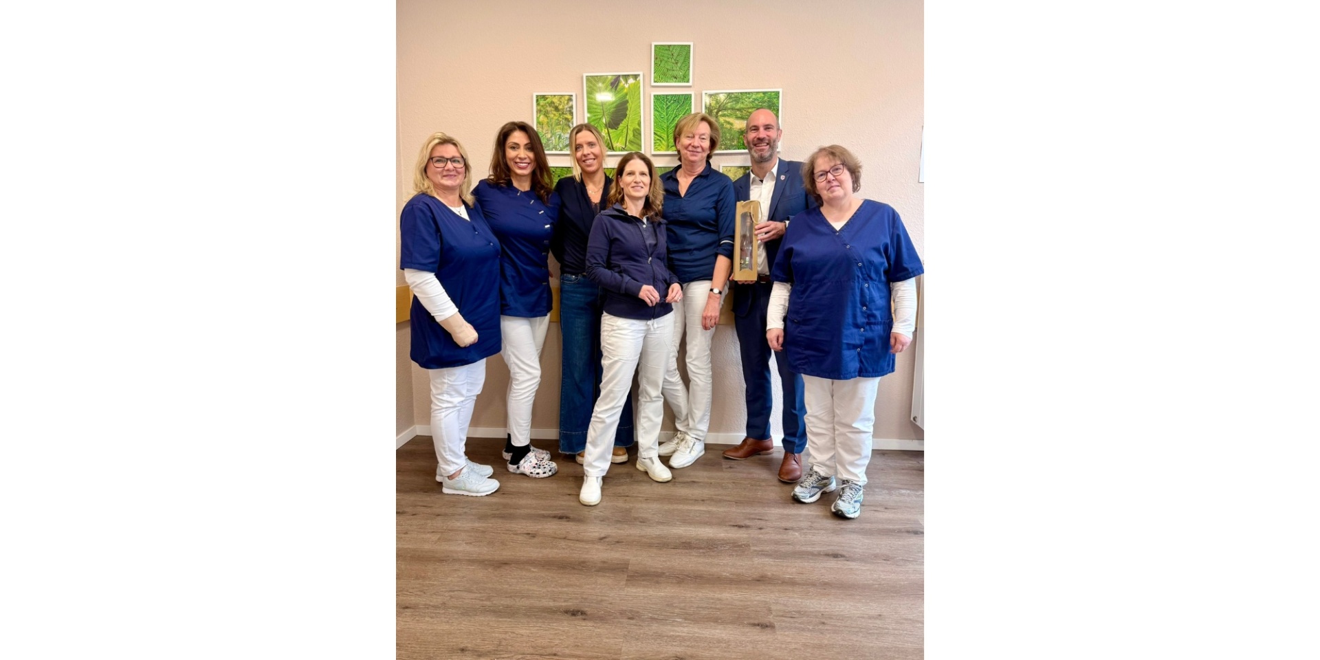 Mehrere Personen stehend nebeneinander. (1 Mann und 6 Frauen)