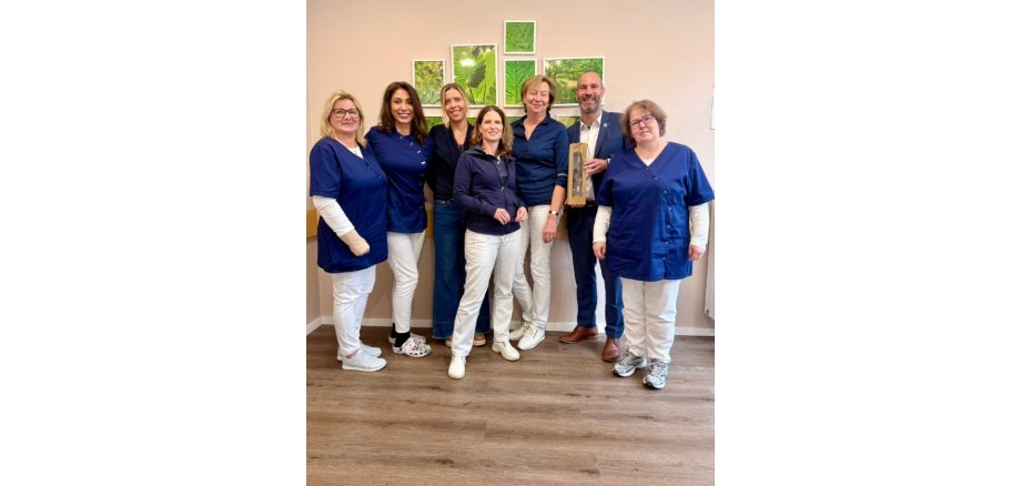 Mehrere Personen stehend nebeneinander. (1 Mann und 6 Frauen)