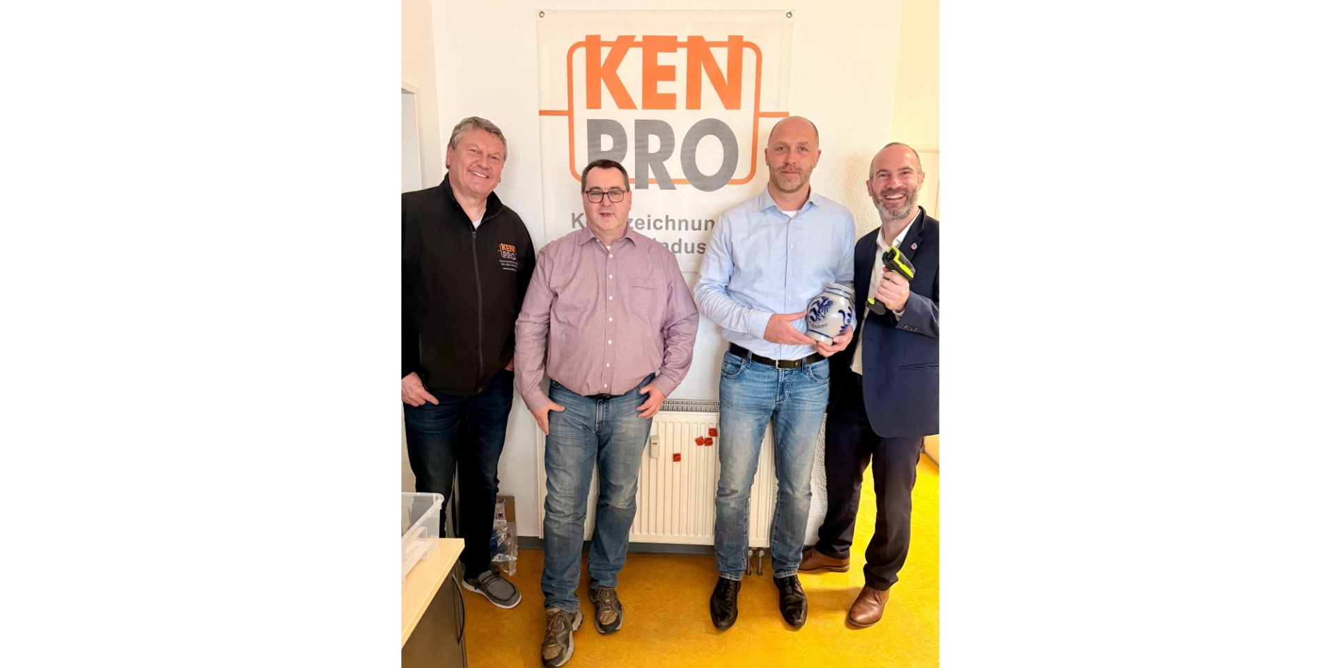 Vier Männer nebeneinander stehend. Ein Mann hält einen Krug (hessischer Bembel) in der Hand