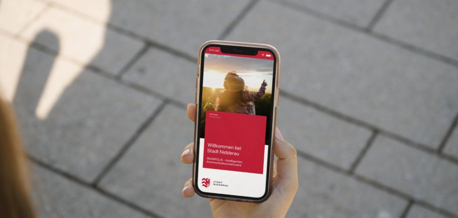 Frauenhand hält ein Handy