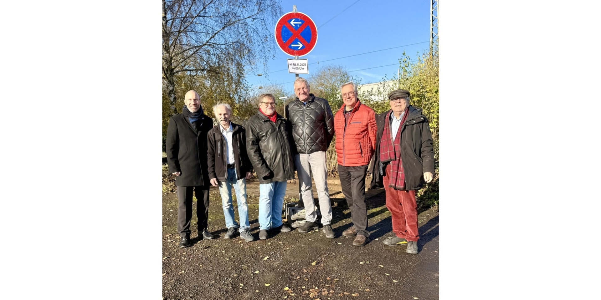 Mehrere Personen stehend vor einem Halteverbotsschild