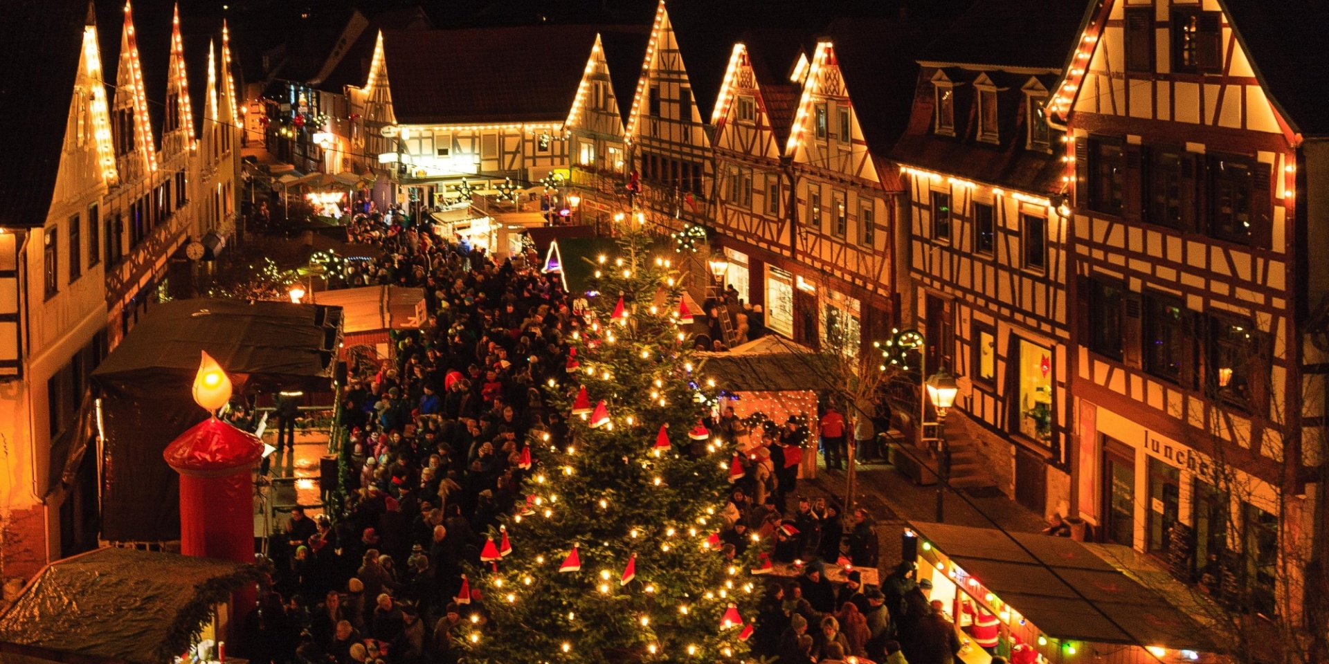 Weihnachtsmarkt nachts mit Beleuchtung von oben