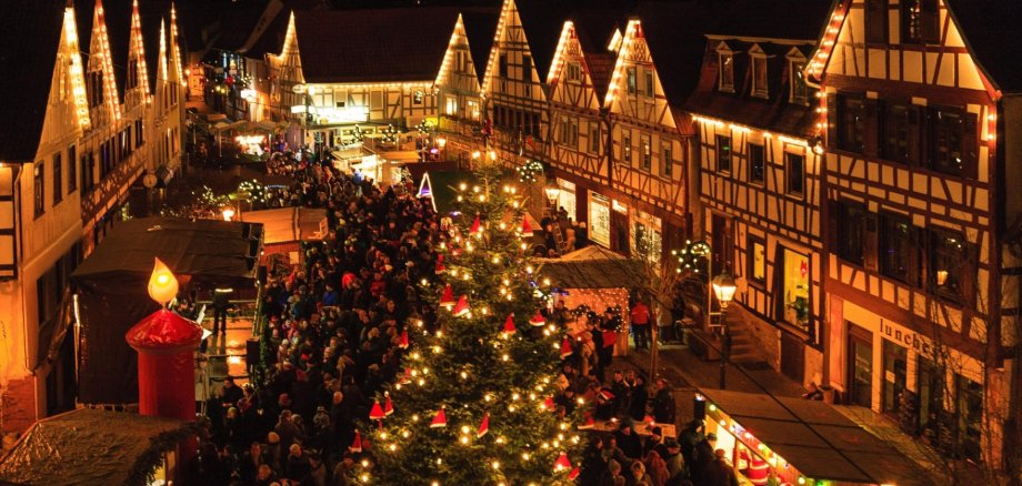 Weihnachtsmarkt nachts mit Beleuchtung von oben